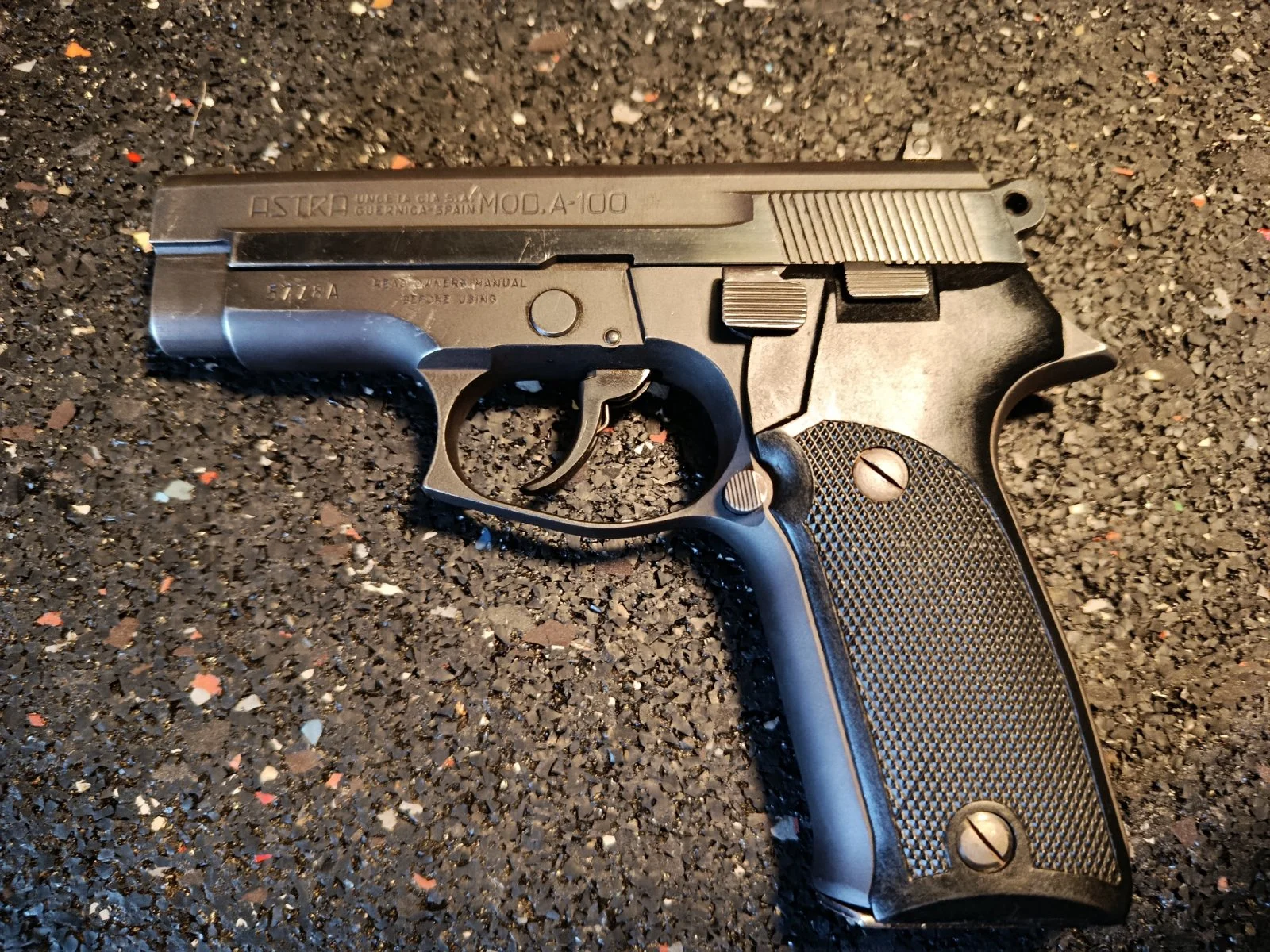 Pistolet Astra A-100 9x19mm para