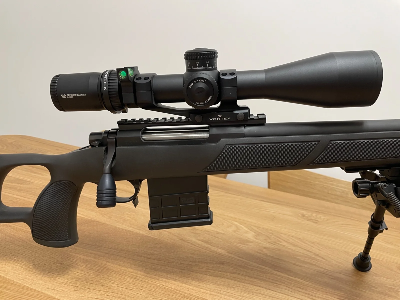 Vortex Strike Eagle 5-25x56 FFP z montażem i poziomiczką