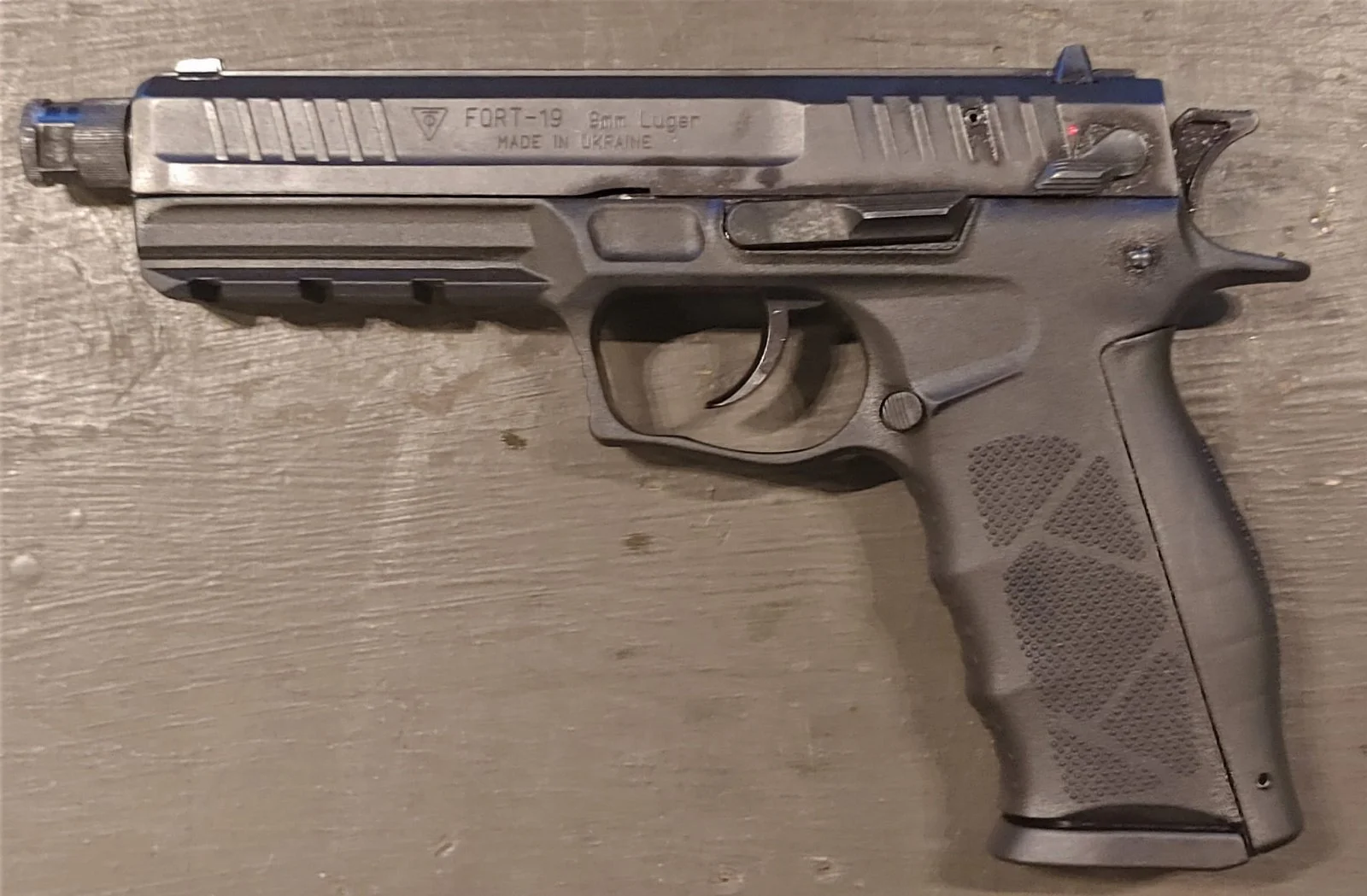 Pistolet samopowtarzalny Fort 19 Czarny GW kal. 9x19mm