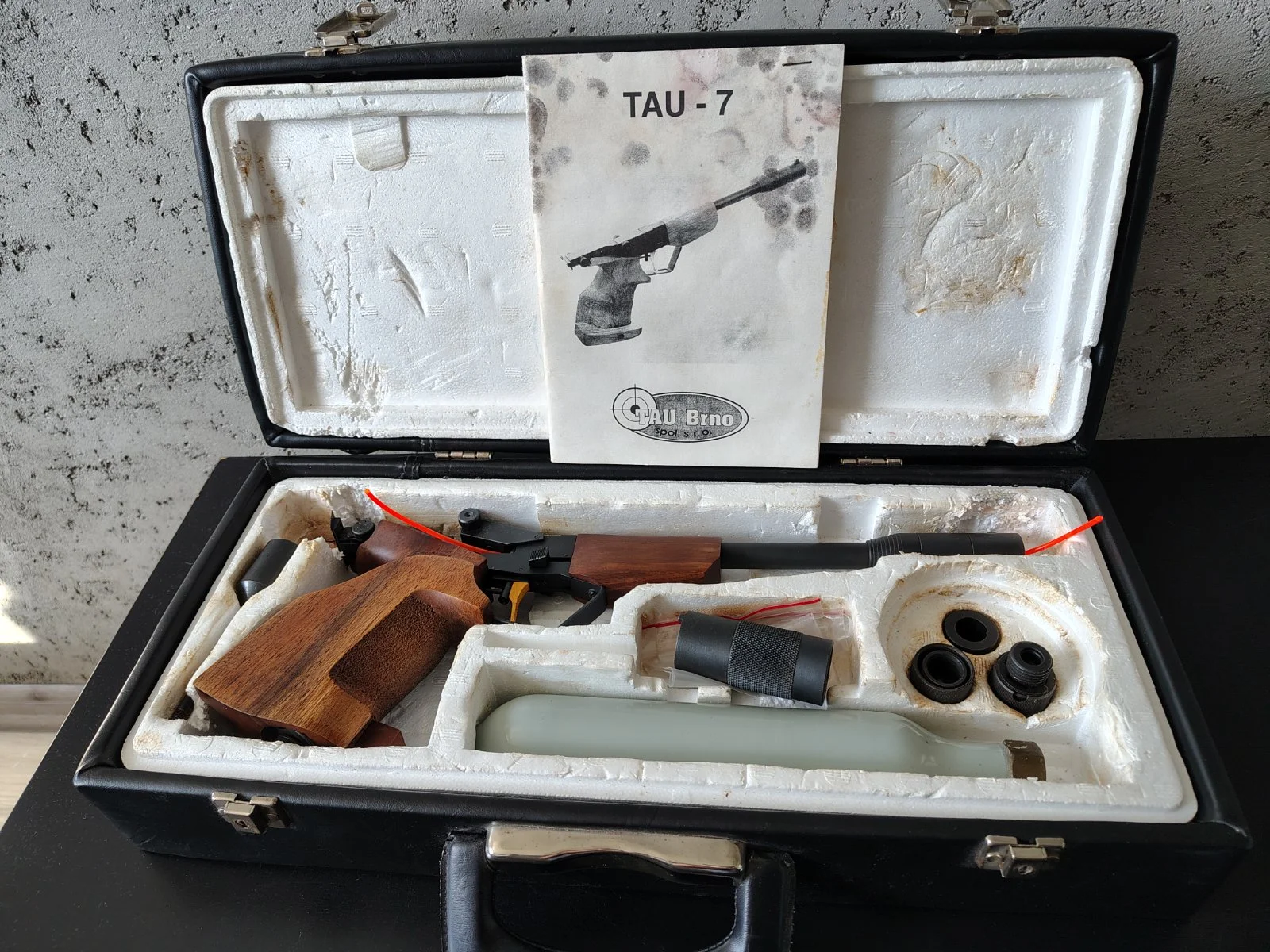 Pistolet pneumatyczny TAU Brno 7