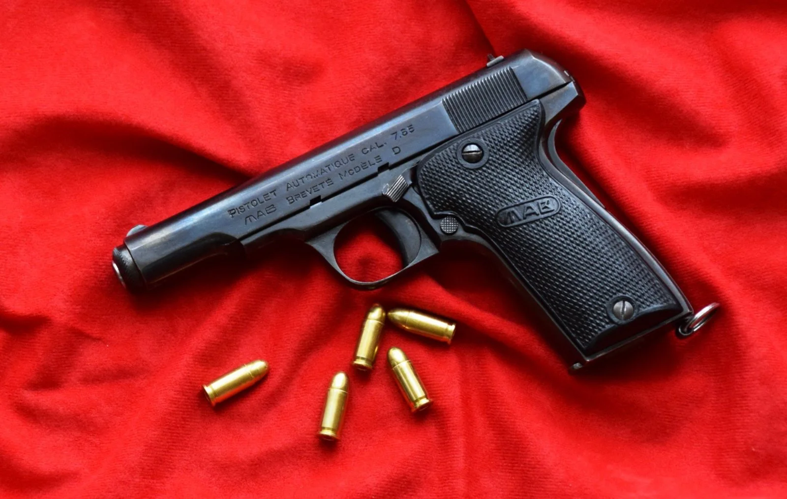 MAB modele D kal. 7,65 mm Br. - komplet i ciekawostka kolekcjonerska