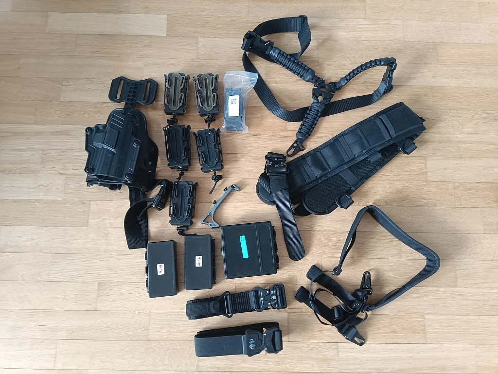 Majfrendowy szpej. Kabura, pasy, ładownice, chwyt itp.