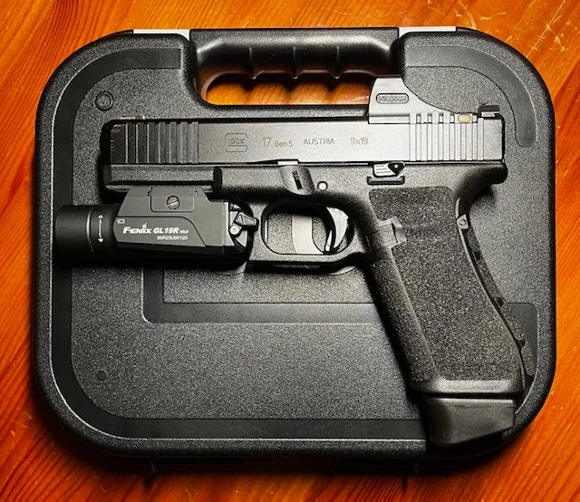 Glock 17 gen5 MOS z Holosun SCS Green Dot plus latarka i 3 magazynki