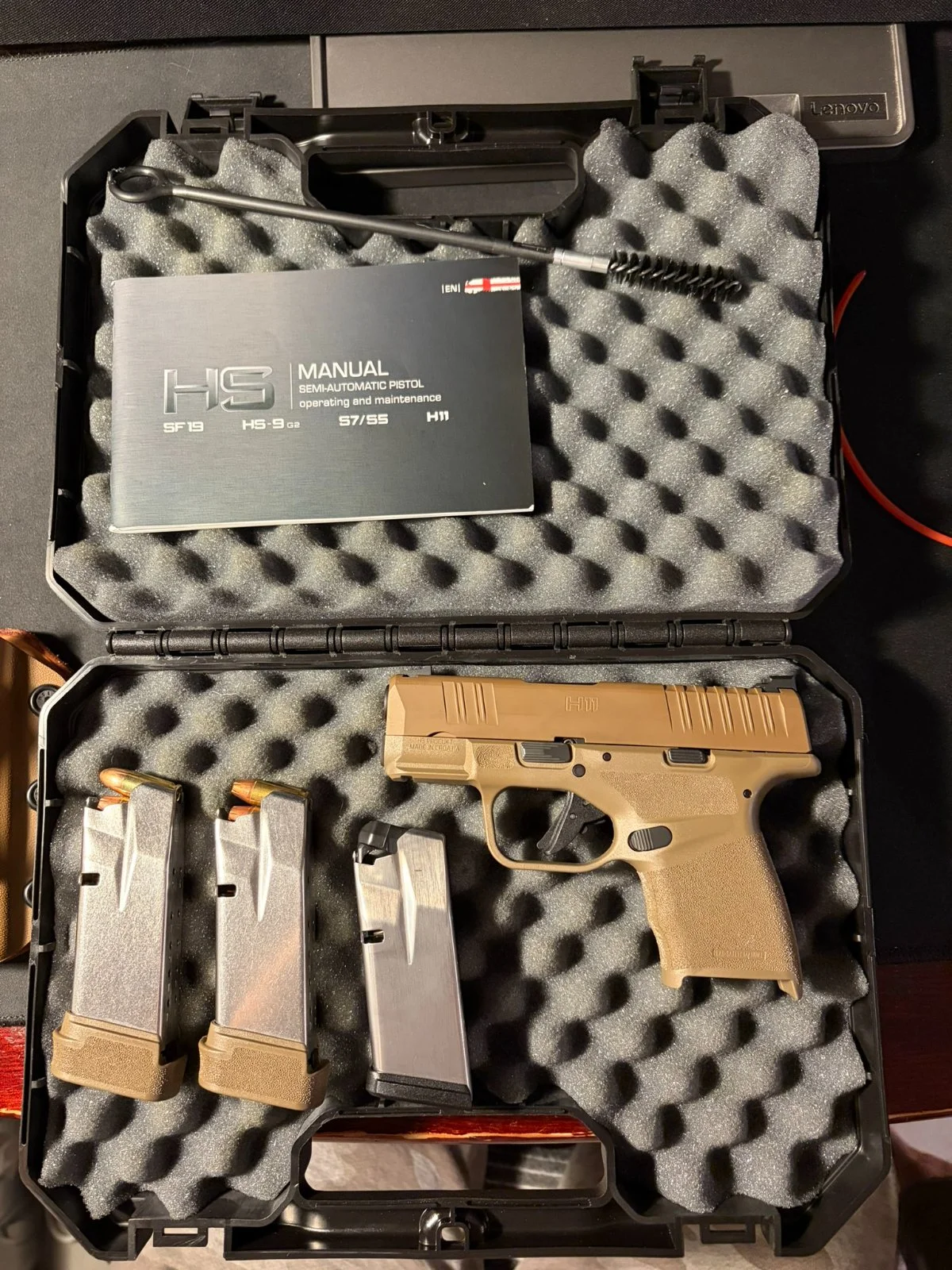 HS H11 9x19mm, kolor FDE, praktycznie nowy, pełen komplet fabryczny z trzema magazynkami plus kabura