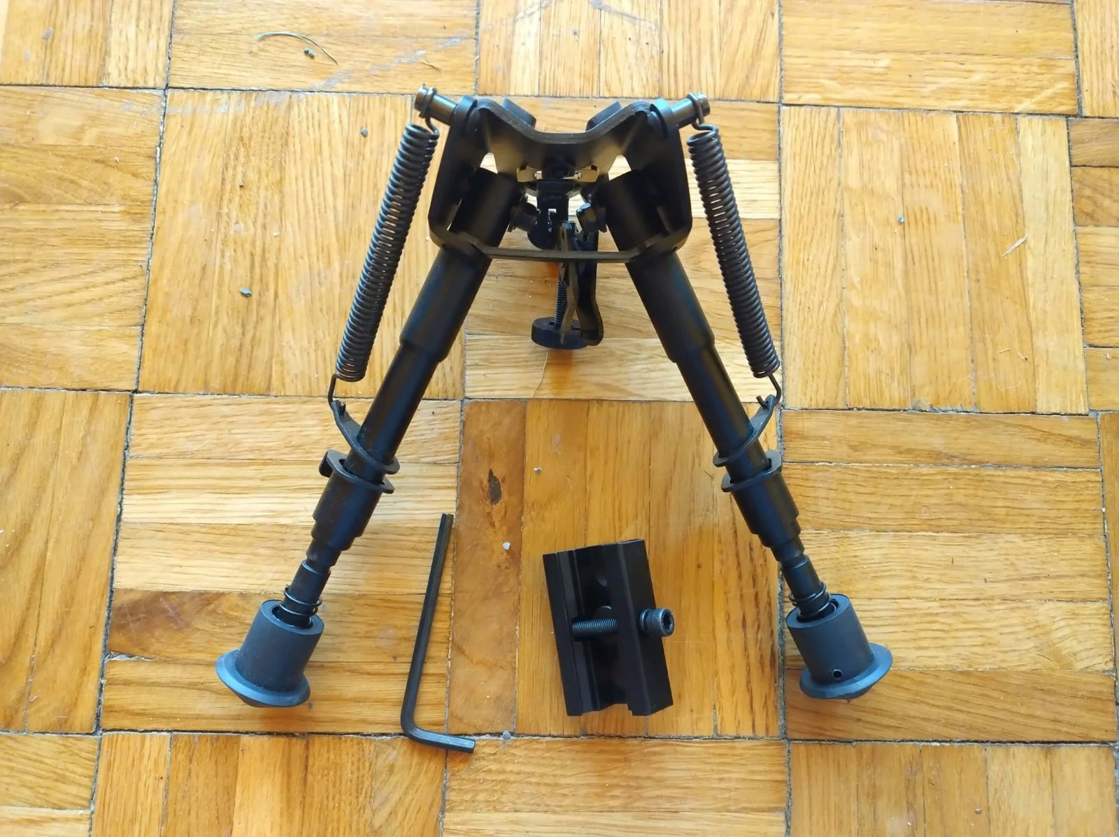 Bipod aluminiowy regulowany na szynę lub bączek, jak nowy