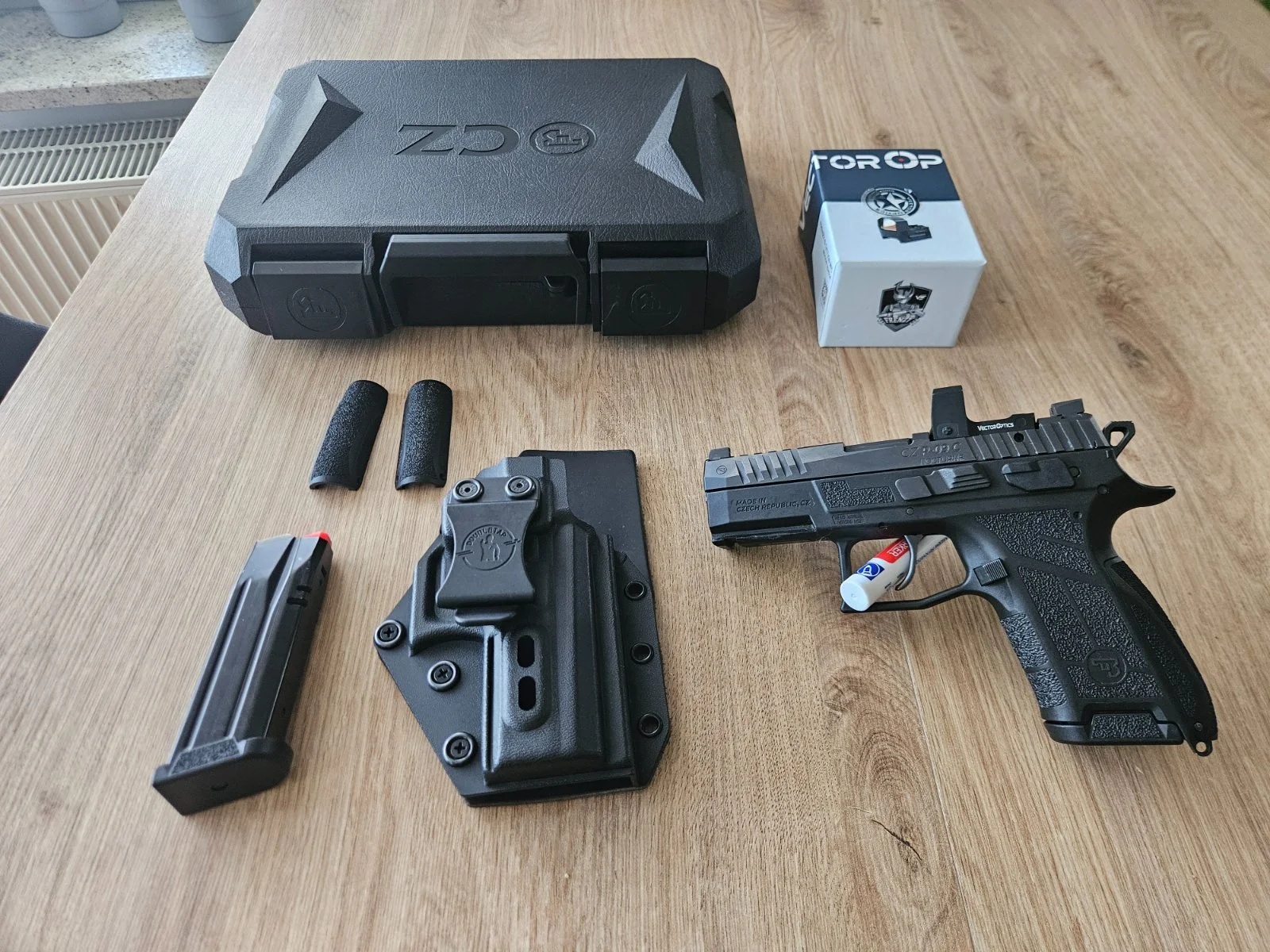 CZ P-09C z kolimatorem SCRD-43, kaburą IWB Hybrid i OWB Superwings Doubletap
