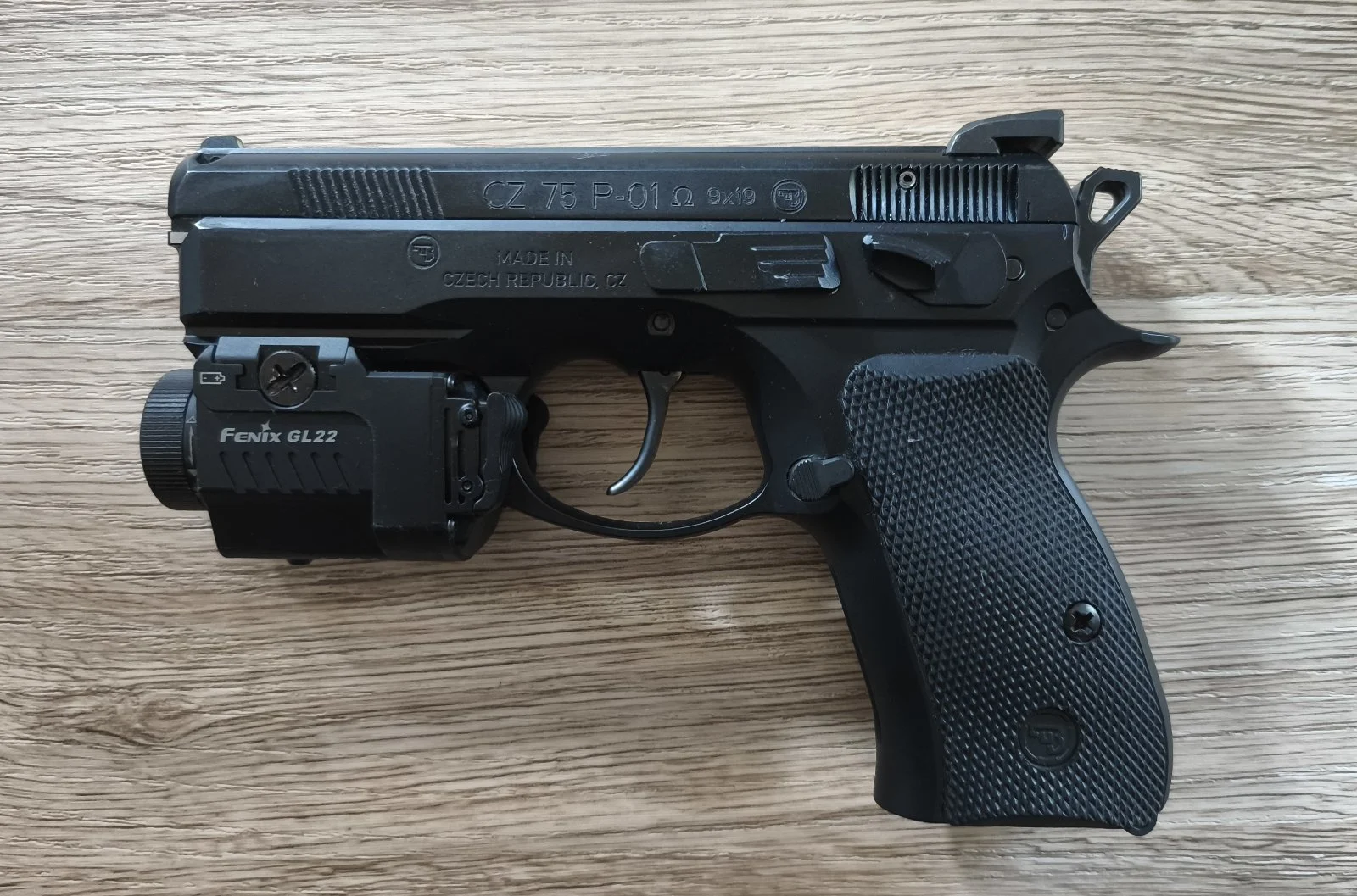 CZ 75 P-01 Omega kal. 9x19 mm z Fenix GL22 i dwoma kaburami