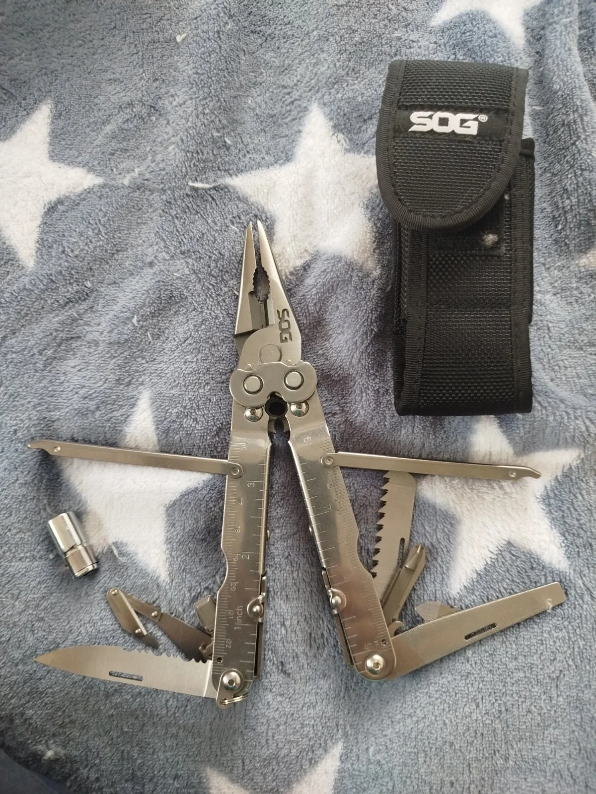 Multitool SOG Powerlock z nożem do pasów V-Cutter. Wysyłka GRATIS!