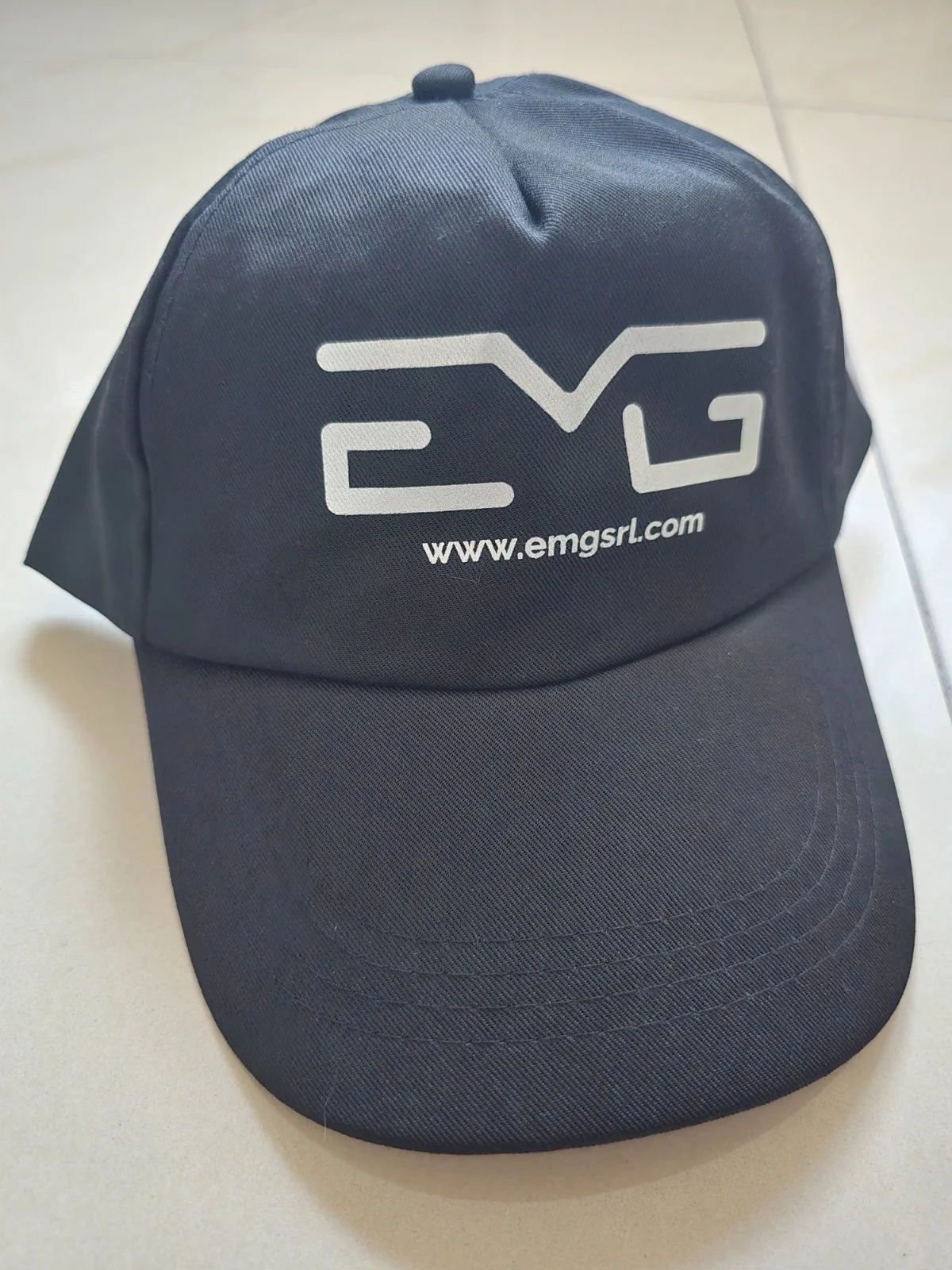Czapka z daszkiem z logo EMG