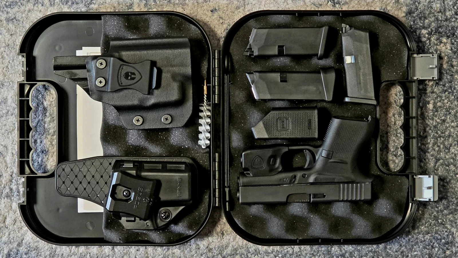 Glock 43 , magazynki Shield na 9 sztuk. Zestaw z kaburami IWB oraz latarką