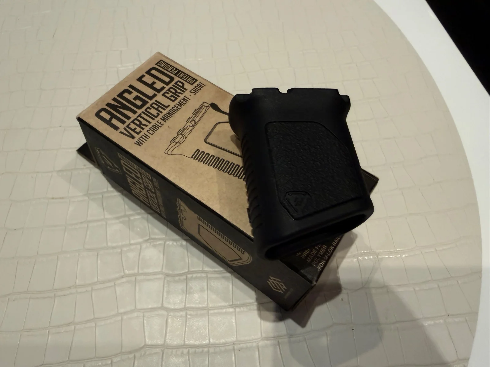 Strike Industries - Chwyt M-LOK Angled Vertical Grip
