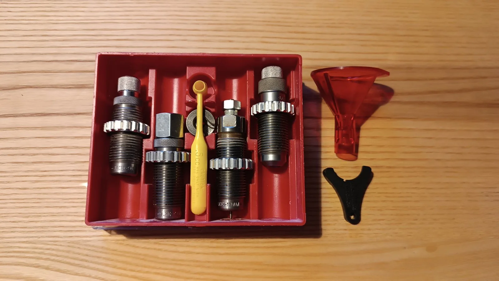 Zestaw czterech matryc do elaboracji Lee 9 mm Luger Carbide 4-die Set i lejek Hornady