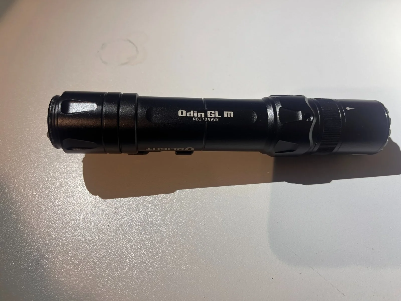 Latarka taktyczna Olight Odin GL M z laserem. Jak nowa. 1500 lumenów. Montaż mlok. Włącznik żelowy.