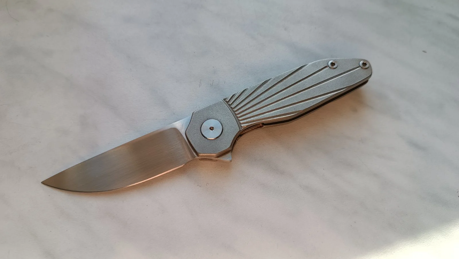 Nóż składany - ostrze N690, okładki tytan