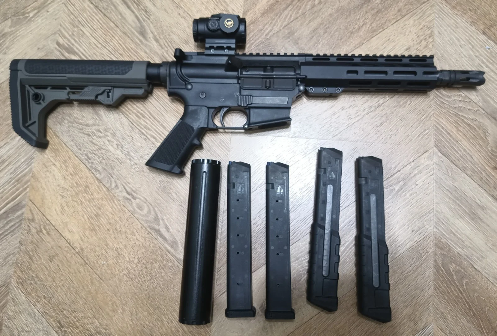 Karabinek AR-9 - Anderson AM9 8,5"  ---  pryzmat 3x, termos, 4 magi