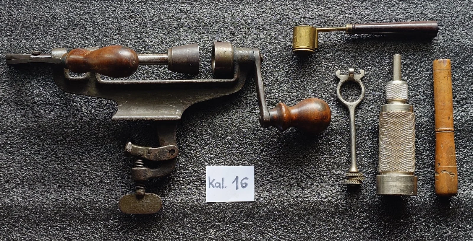 Zestaw do elaboracji amunicji śrutowej 16 GA 16/70 Zawijarka 7