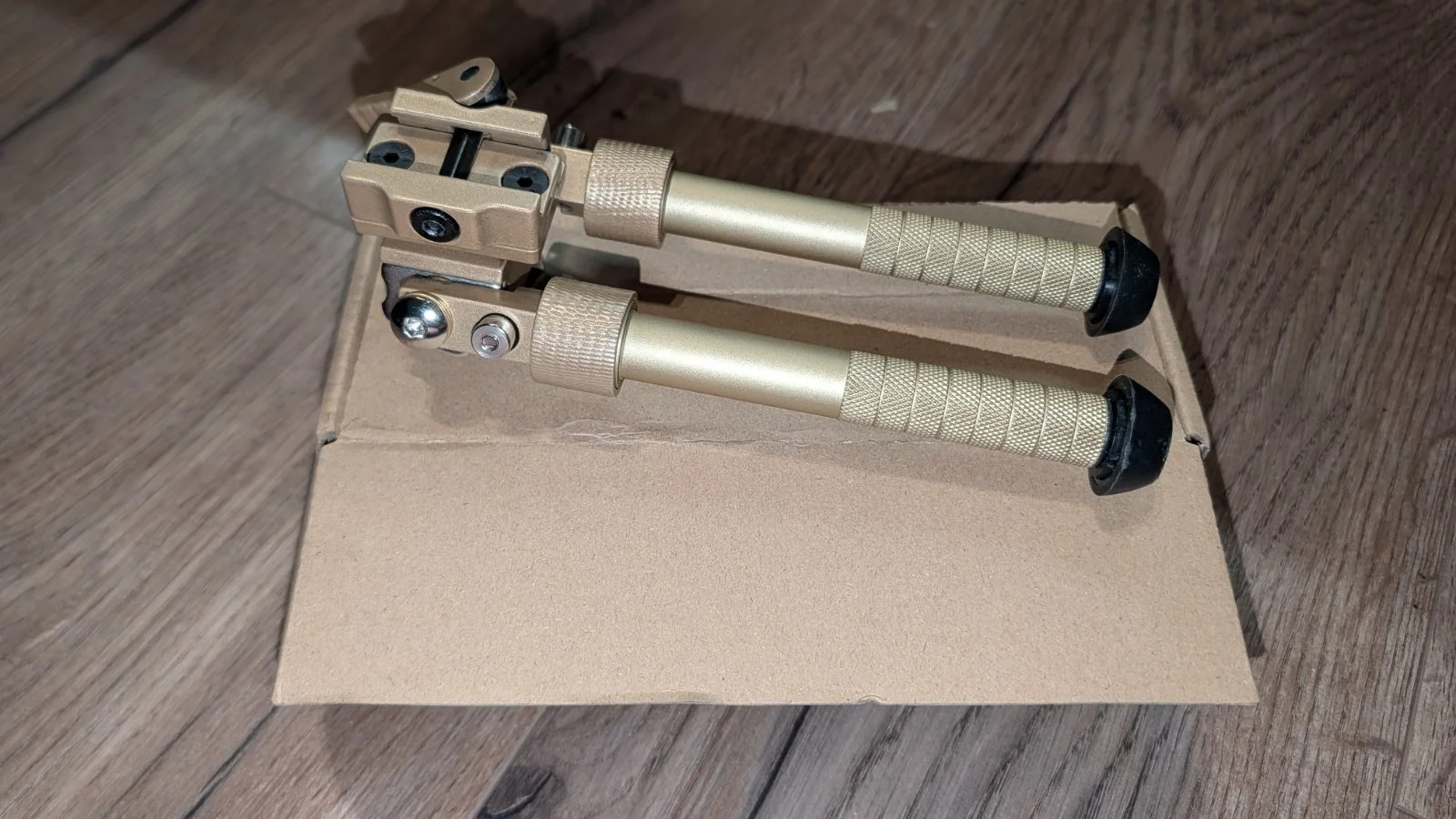 Dwojnog bipod klon Atlas FDE, calkiem solidny
