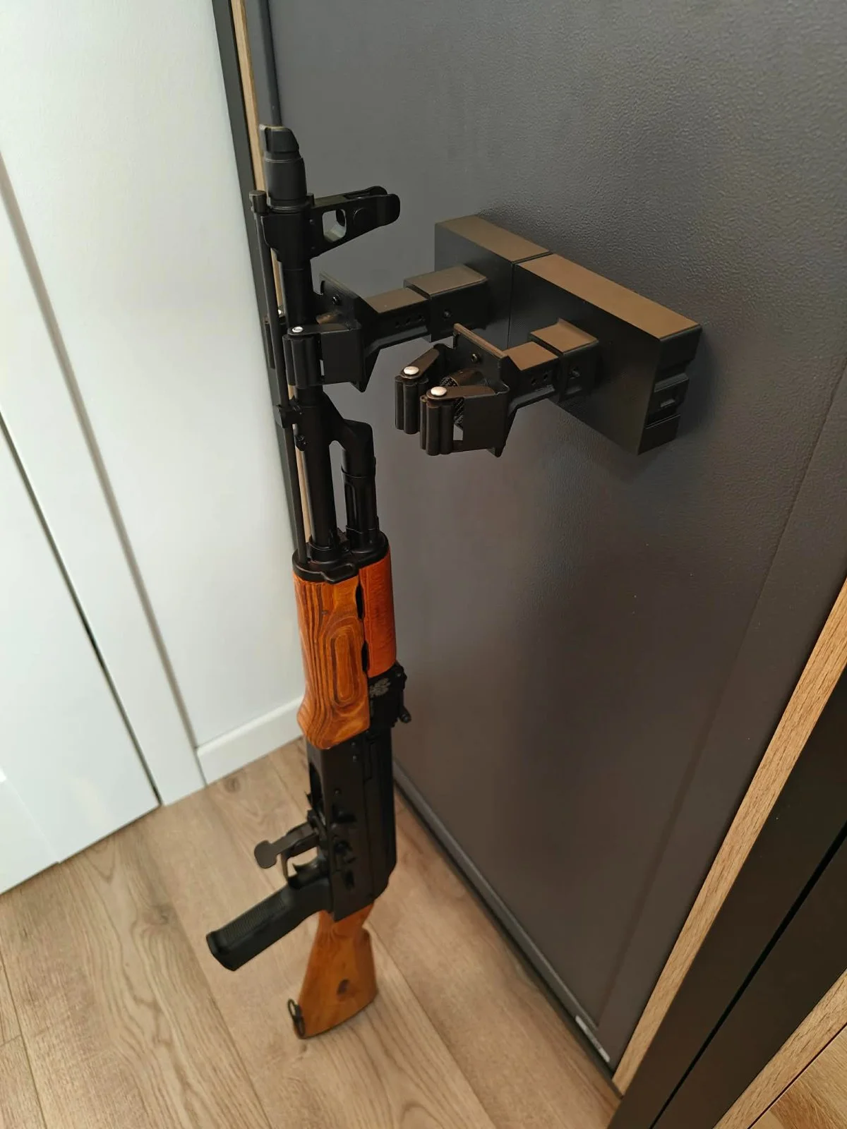 Regulowane uchwyty do sejfu na broń długą