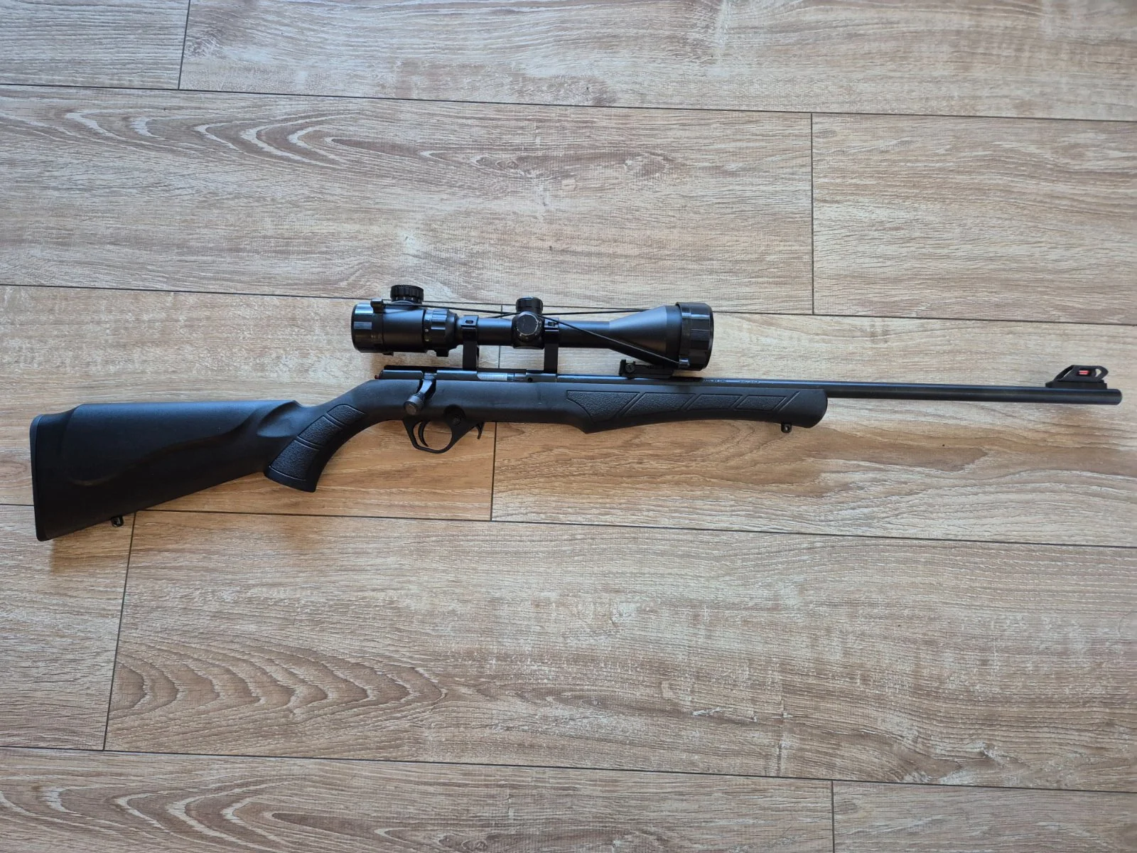 Rossi 8122 wraz z lunetą 3-9x50EG
