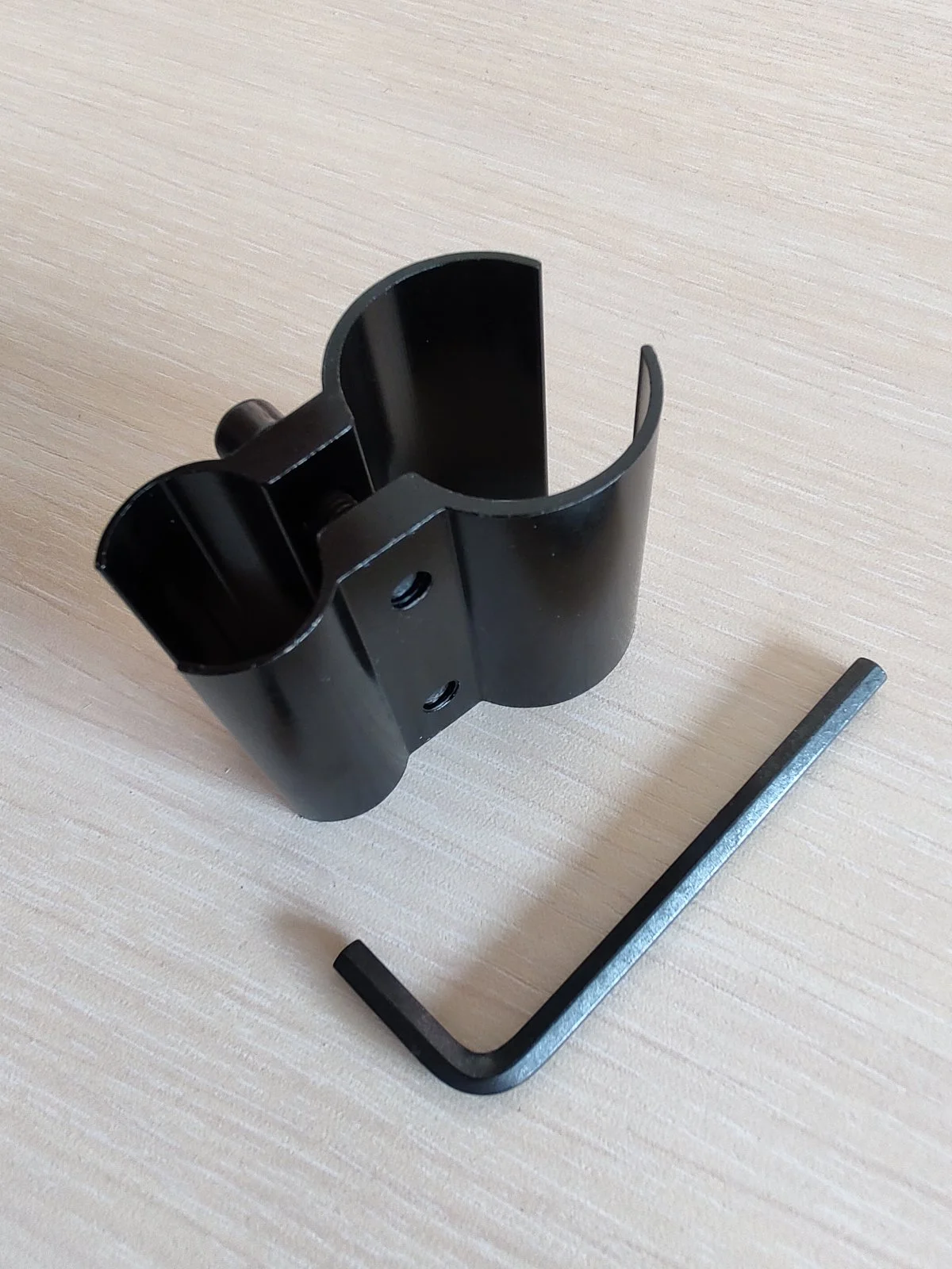 Montaż do latarki na lufę