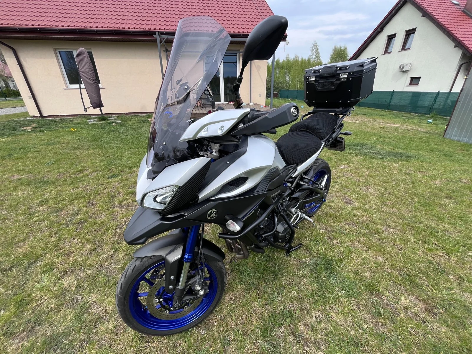 Ładny motocykl Yamaha Tracer 900