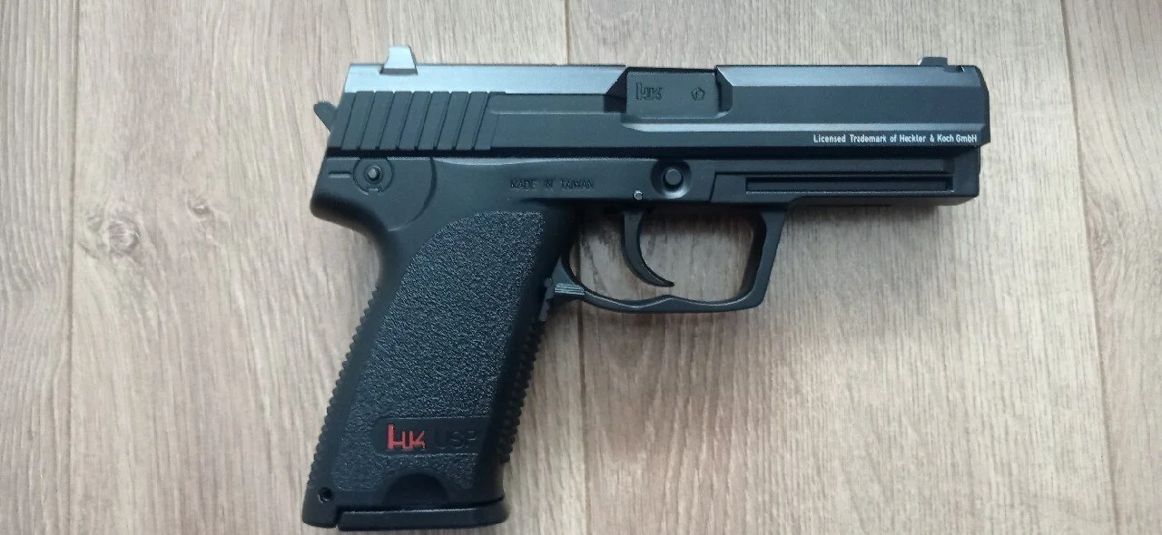 Wiatrówka pistolet HK USP 4,5 mm BB CO2 plus kabura