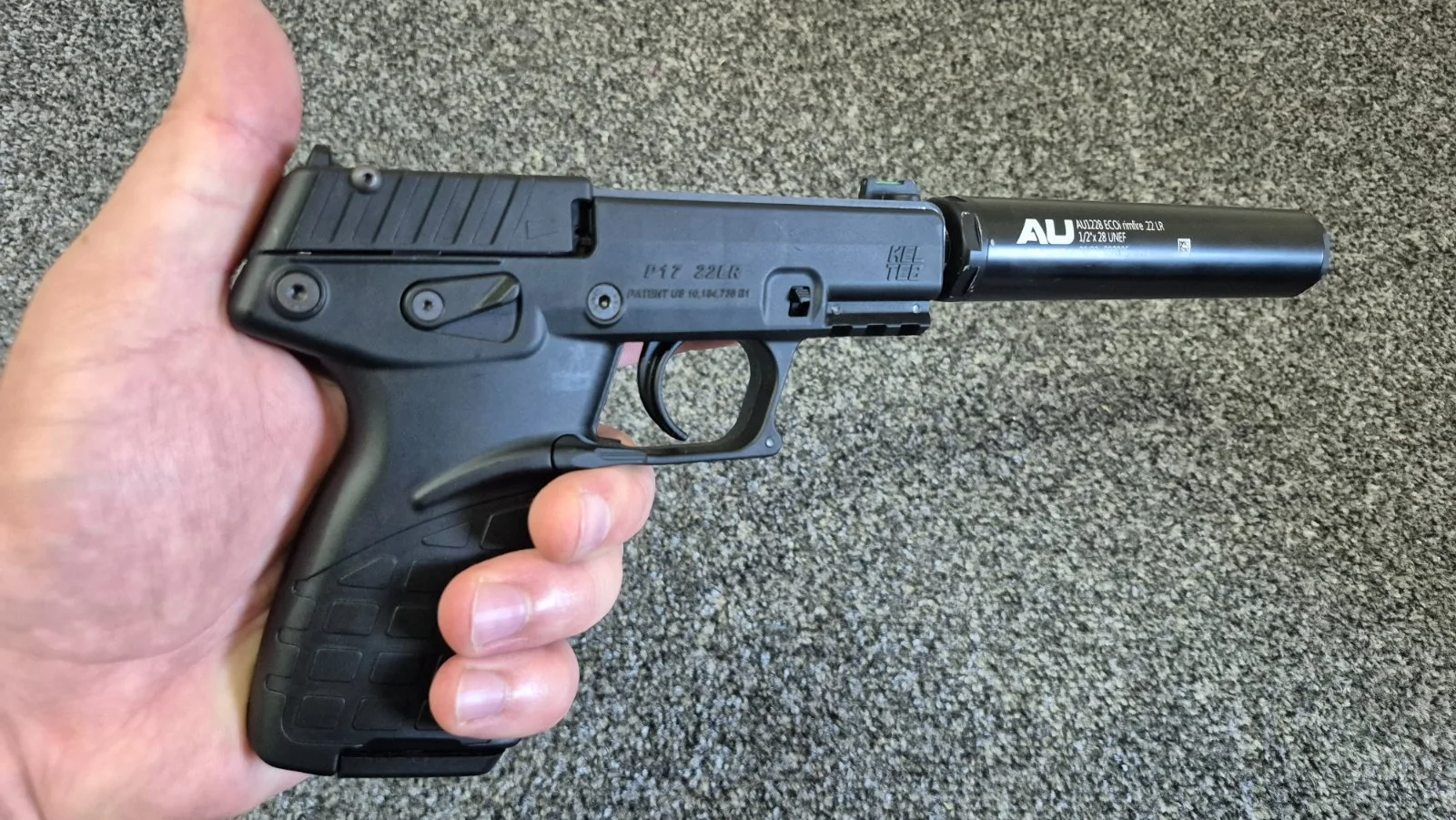 KelTec P17 z tłumikiem