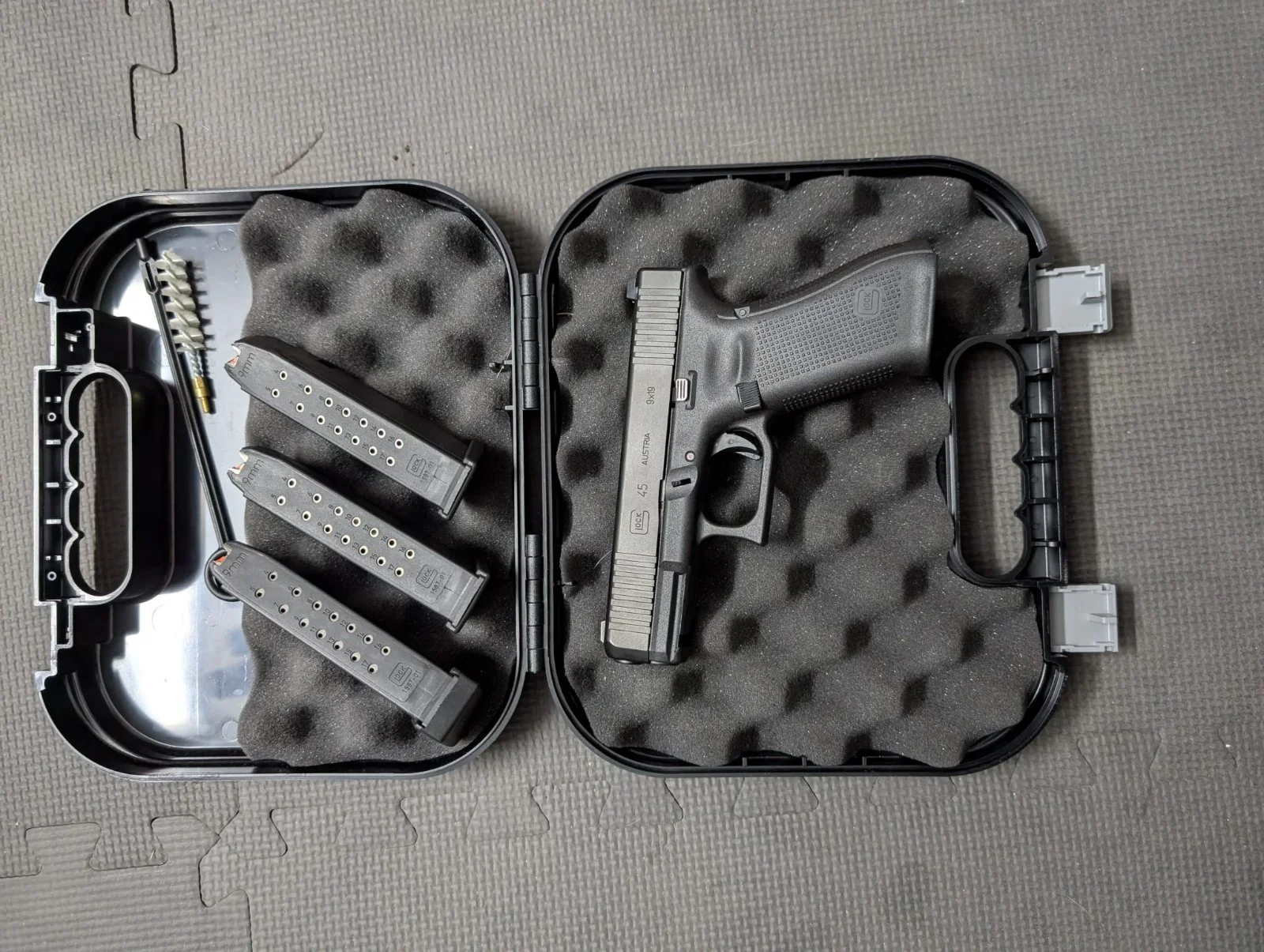 Glock 45 5 gen. 3 magazynki, metalowe przyrządy i amunicja