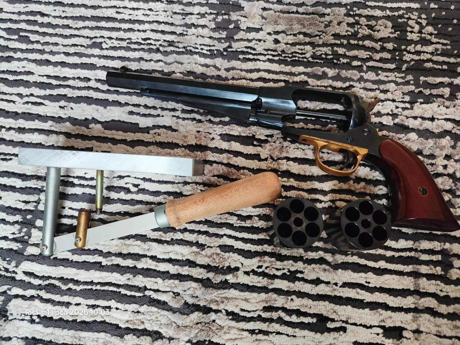 Rewolwer czarnoprochowy  Remiongton Uberti 1858 New Improved Army .44 8"