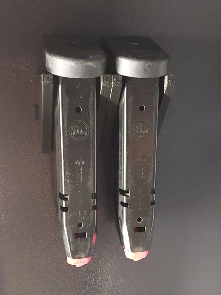 Magnetyczne uchwyty na magazynki do sejfu /3 sztuki/