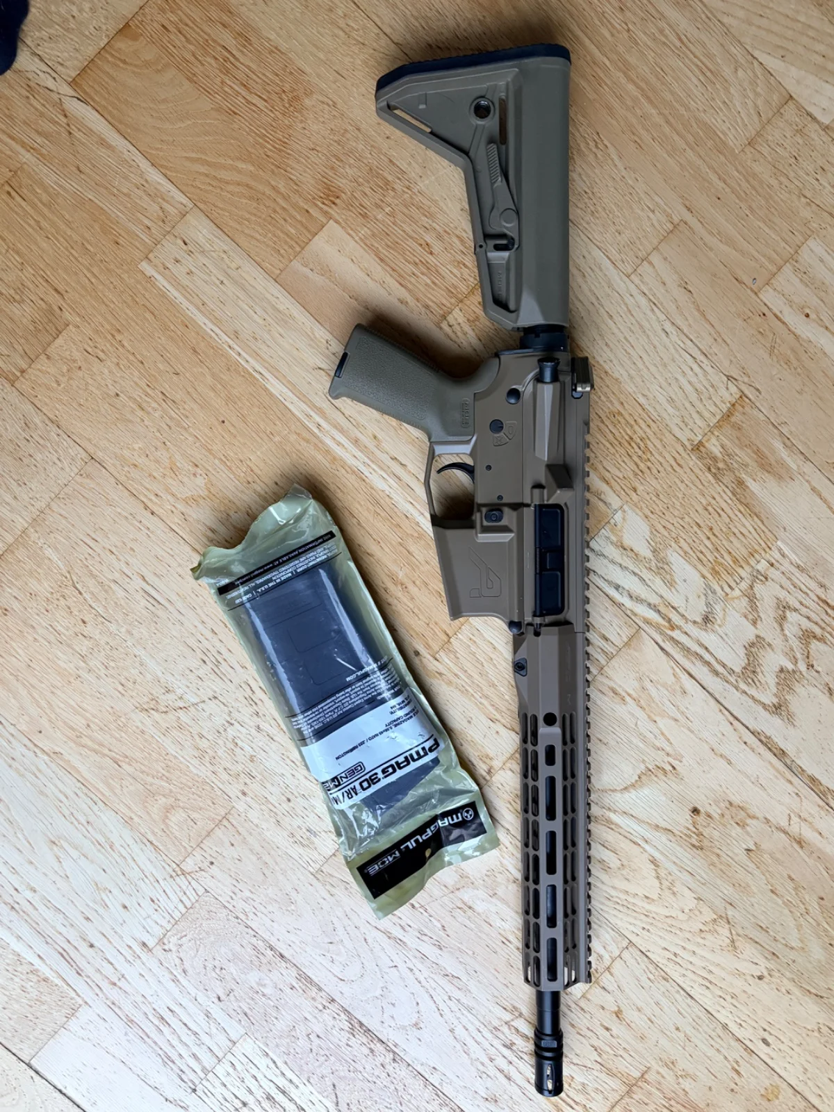 Karabin Aero Precision M4E1 PRO FDE 12,5" 223Rem / 5,56x45