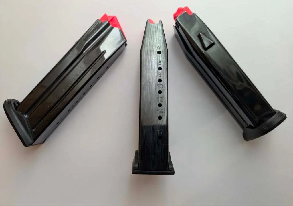 Magazynki Beretta APX A1 z akcesoryjnym, pomarańczowym donośnikiem