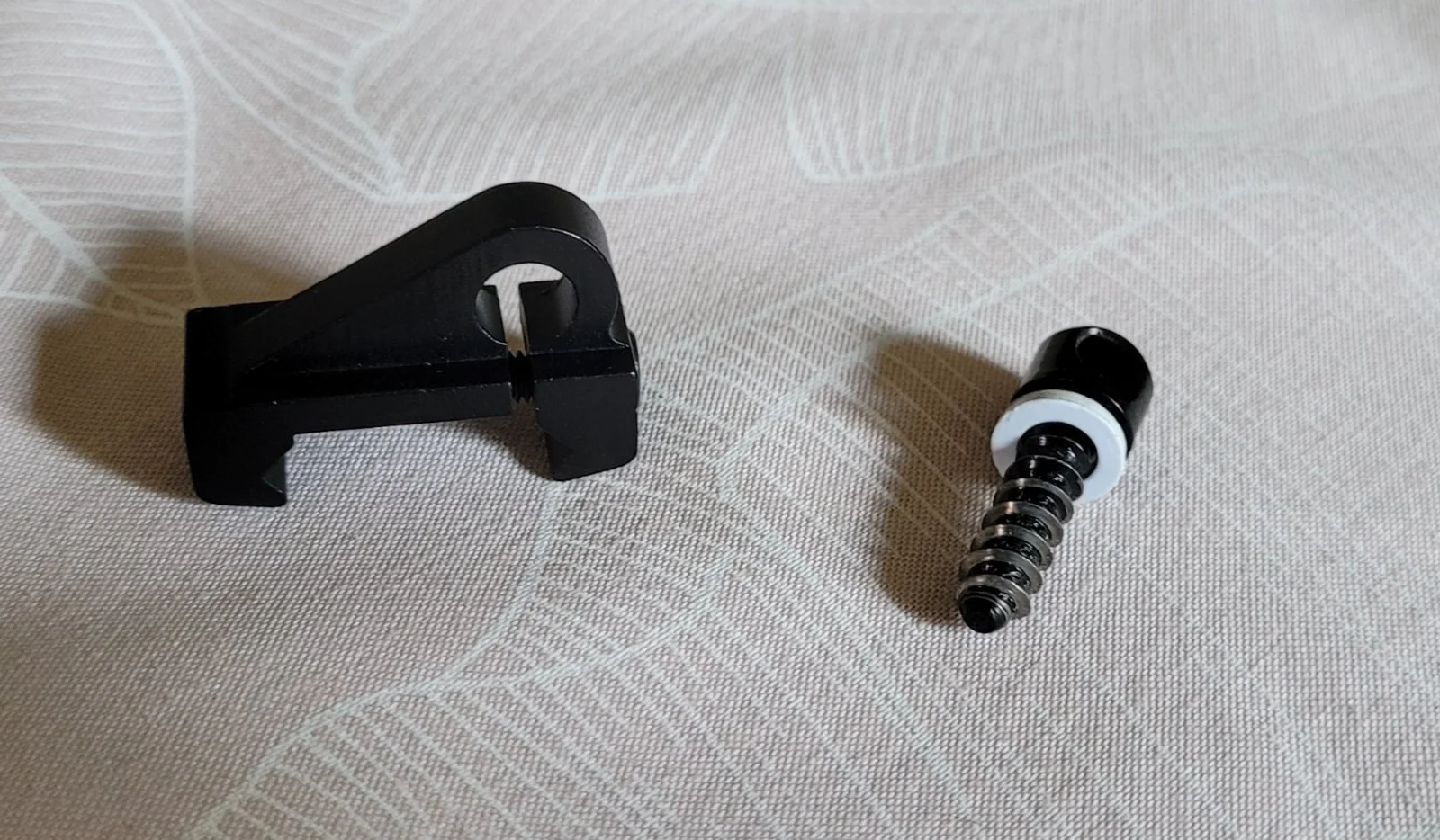 Ucho na szynę 22mm plus bączek do zawieszenia