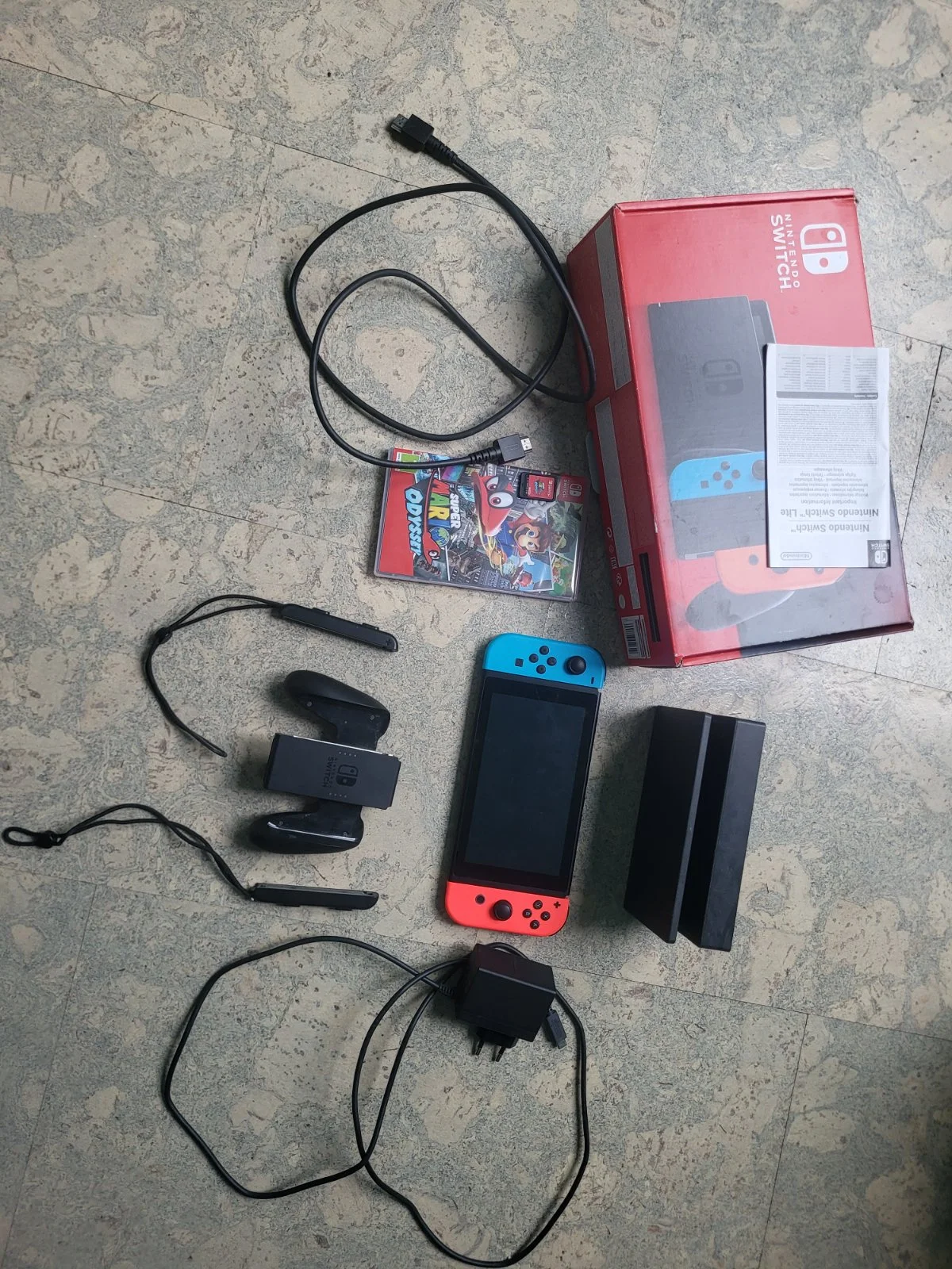Konsola Nintendo Switch V2 i gra Super Mario Odyssey praktycznie nowa