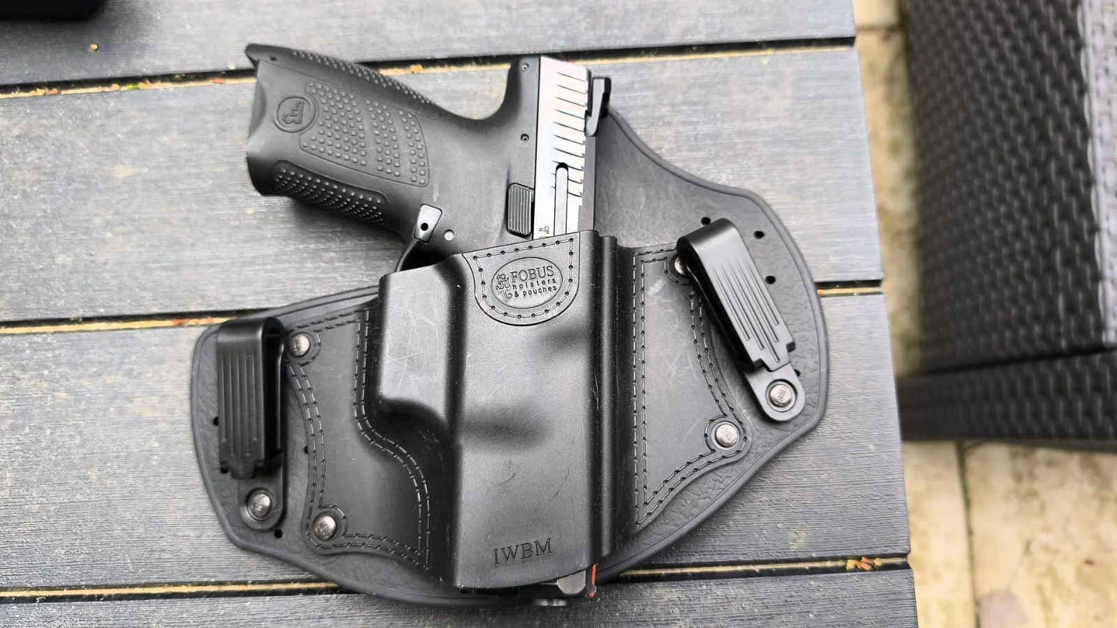 CZ P10C z kaburą i innymi dodatkami