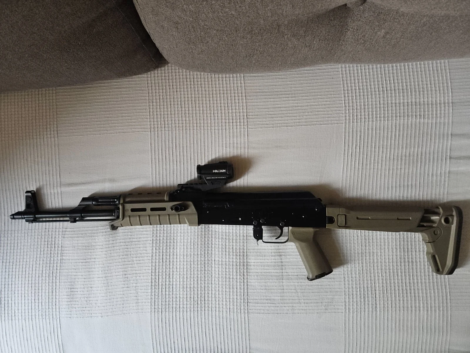 AKM TGUN w MAGPUL i wyposażeniem