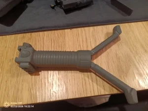 Chwyt przedni ze składanym bipodem