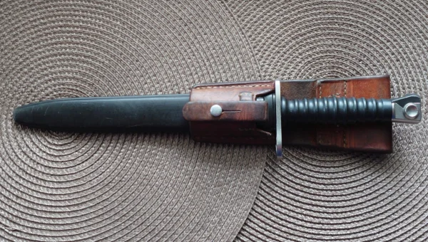 Bagnet szwajcarski M57 SIG 57 Stgw 57 z pochwą i żabką super stan 1969 r