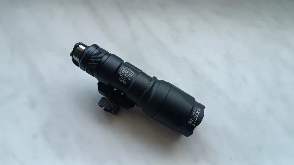 Latarka chińska Surefire M300A Mini Scout z mocowaniem picatinny/MLOK