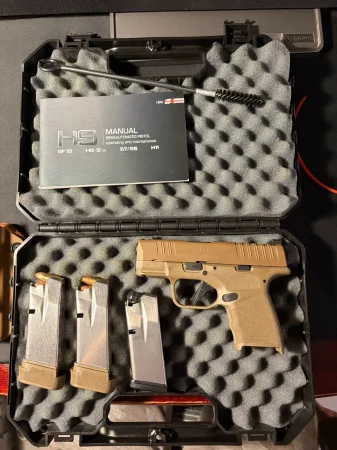 HS H11 9x19mm, kolor FDE, praktycznie nowy, pełen komplet fabryczny z trzema magazynkami plus kabura