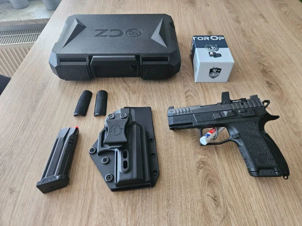 CZ P-09C z kolimatorem SCRD-43, kaburą IWB Hybrid i OWB Superwings Doubletap