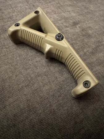 Chwyt Magpul AFG-2 Angled Fore Grip FDE