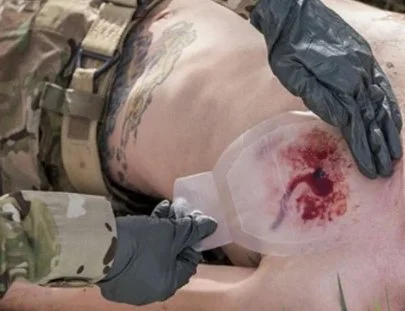Wentylowy opatrunek klatki piersiowej Chest Seal Vented Rhino Rescue - zdjęcie 3