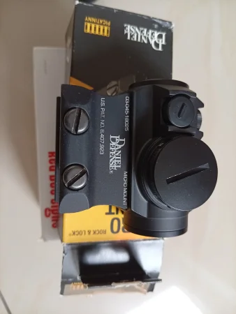 Kolimator holosun hs 403R na montażu Daniel Defense