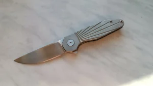 Nóż składany - ostrze N690, okładki tytan