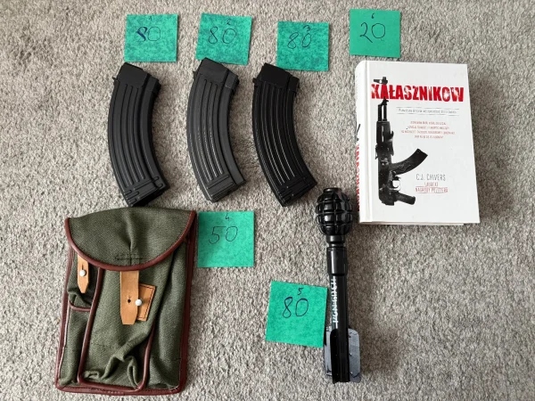Akcesoria do AKM, magazynki, ładwonica, granat nasadkowy, ksiązka