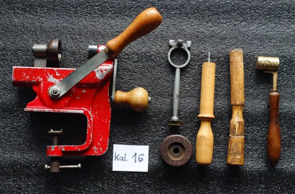 Zestaw do elaboracji amunicji śrutowej 16 GA 16/70 Zawijarka 6