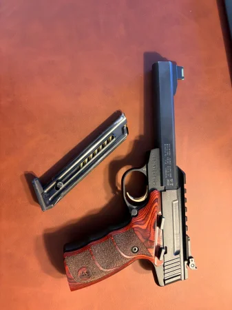 BROWNING Buck Mark Plus Rosewood UDX kal.22Lr