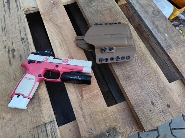 Zestaw do Sig Sauer P320 - kabura Double Tap pod latarkę  plus latarka Olight Valkyrie PL-2