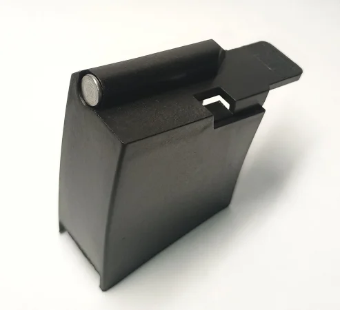 Podajnik magazynka AK 47 Weapon Tech zatrzumuje zamek.